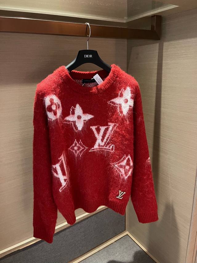 Louis Vuitton Lv 驴家前后四叶草字母提花马海毛圆领长袖针织毛衣配胸针 款号：24671811668 颜色：红色 尺码：均码 80- 斤