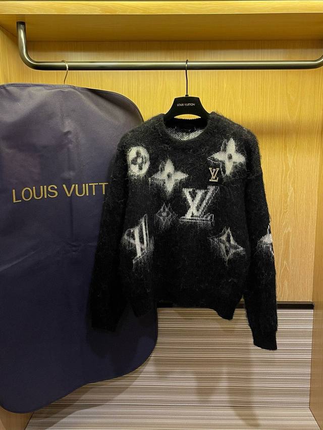 Louis Vuitton Lv 驴家前后四叶草字母提花马海毛圆领长袖针织毛衣配胸针 款号：24671811668 颜色：黑色 尺码：均码 80- 斤