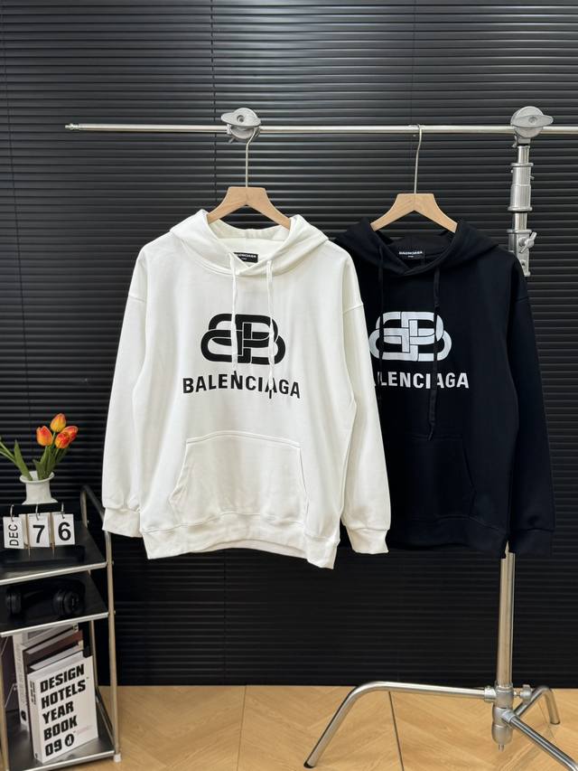 Balenciaga 巴黎世家 秋季情侣款经典锁扣印花图案连帽卫衣 -颜色：黑色 白色 -尺码：M L Xl 2Xl 3Xl 高品质340克高克重纯棉，亲肤透气