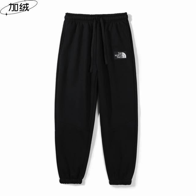 供 The North Face Tnf北面刺绣标加绒卫裤 原单品质 秋冬必入 甄选高克重加绒面料 质感厚实 定制贴标 柔软舒适 松紧腰加抽绳可调节腰围 极简的