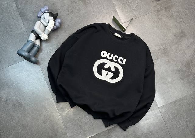 潮牌古驰gucci毛巾刺绣加绒卫衣！这款毛巾绣的材质真的太舒服啦，质感柔软亲肤。心而它的刺绣工艺简直绝绝子，精致又细腻，每一针都彰显着高级品质。经典的设计搭配独