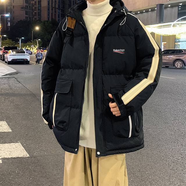 巴黎世家 Balenciaga面包棉服,冬季必备羽绒棉衣！ 百搭经典款！加入了今年官网最新配色.厚实的面包棉服.整个冬天有它就够啦！Oversize版型.包容性