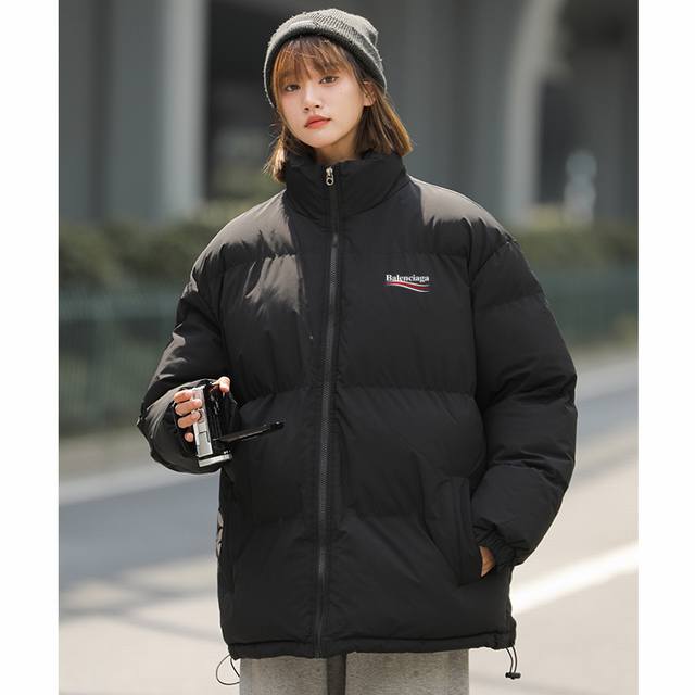 Balenciage 巴黎世家海外基础款立领羽绒棉服外套，男女同款 经典logo，永不过时，特别火的一款面包服，纯天然手塞羽绒棉填充，每个部分都饱满，给人温暖的