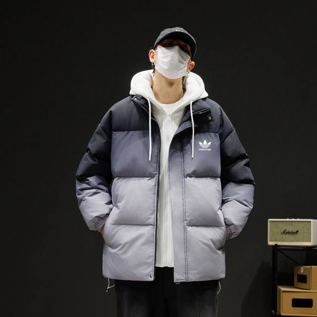 Adidas 阿迪达斯&Balenciage 巴黎世家羽绒棉服外套，男女同款 渐变色独家爆款，冬季衣橱必备的一款人气棉衣， 上身超级好看！ 纯天然手塞羽绒棉填充