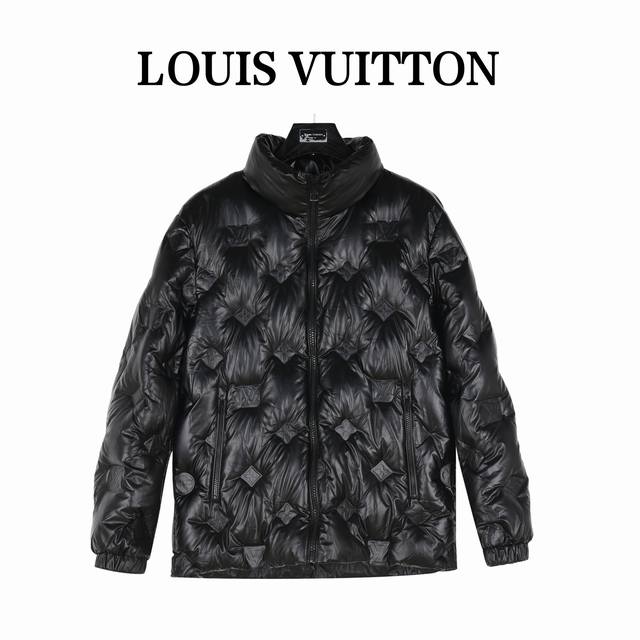 Louisvuitton路易威登老花亮面压印羽绒服 此款廓形丰满的羽绒外套，采用linea Rossa独特的双层轻质粘合尼龙面料打造，轻质粘合尼龙科技面料具有防