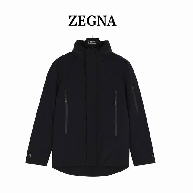 Zegna 杰尼亚连帽羽绒服 藏青 帽子可隐藏 论版型设计以及用料都属于巅峰之作的羽绒服！先不说别的，杰尼亚羽绒服有多好，自行去专柜对比感受下，摸摸面料，感受下