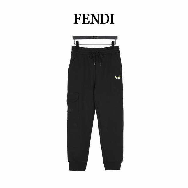 Fendi 芬迪 刺绣眼睛logo侧口袋长裤 Fd经典元素上身休闲舒适，衣身同色无色差，工费昂贵。前口袋脚处犀利小眼睛刺绣+刺绣字母搭配，非常醒目吸睛，以及侧边