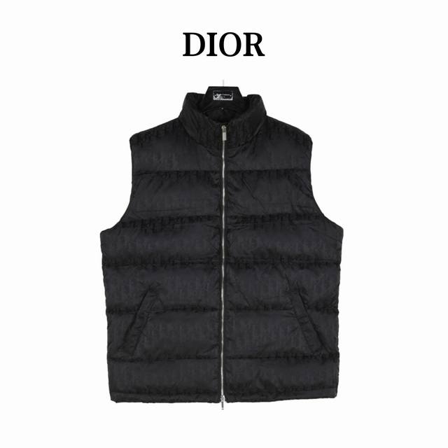 Dior 迪奥 满印暗纹老花羽绒服马甲 原2 00购入，全衣面料采用原厂进口科技gore-Tex提花面料，菱形印花图案设计间距及细节间距平行对位，并列的提花效果