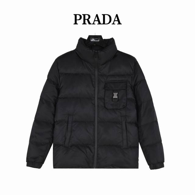 Prada 普拉达胸口口袋锁扣羽绒服 论版型设计以及用料都属于巅峰之作的羽绒服！先不说别的，羽绒服有多好，自行去专柜对比感受下，摸摸面料，感受下做工再来买咱们的