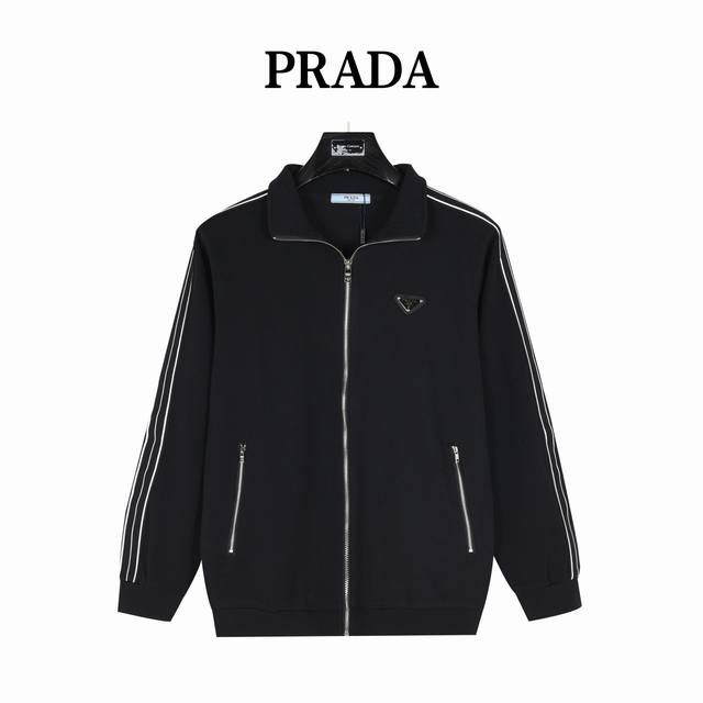 Prada 普拉达 24Fw 三角标侧边织带套装外套 采用拥有真丝手感的再生尼龙面料，非常透气有质感，定制的面料，特殊的工艺， 舒适柔软 侧边采用黑白拼色织带，