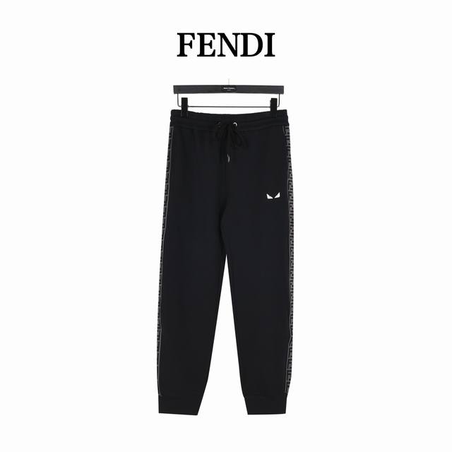 Fendi 芬迪 24Fw 小眼镜刺绣双f织带运动套装长裤 Fd经典元素，上身休闲舒适，衣身同色无色差，工费昂贵。 前口袋处犀利小眼睛刺绣+两侧双f织带搭配，非