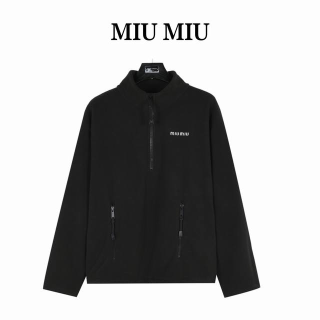 Miu Miu 缪缪 24Fw 刺绣小标摇粒绒半拉链外套 胸口饰有撞色品牌英文徽标刺绣 落肩袖与宽松的廓形凸显穿着的慵懒感 随意又不失时髦度 各种体型都可以轻松