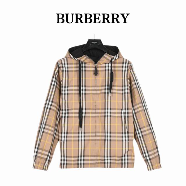 Burberry 巴宝莉 23Ss 格纹双面穿连帽夹克外套 A面 呈现纯色设计，选用轻盈 Econyl 材质打造，轻盈舒适 有质感。 B面 采用意大利精纺格纹棉