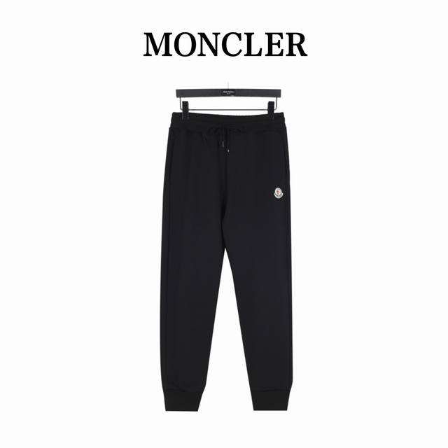 Moncler 蒙口 小标logo及后口袋刺绣加绒长裤 此款取用加绒加厚面料，细腻柔软顺滑绒里质地，肤感舒适极佳， 前幅标识性logo刺绣，后幅口袋设计及百灵达