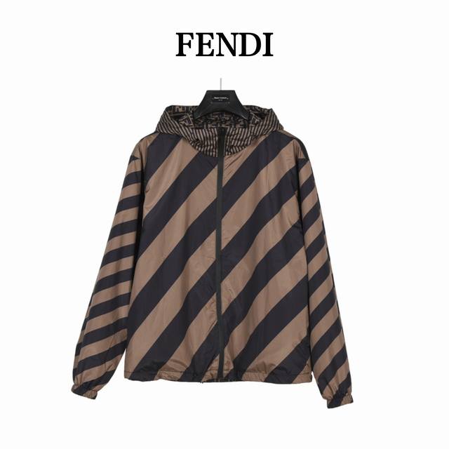 Fendi 芬迪 满印logo双面穿夹克 分为条纹面和满logo提花面，两种风格随意切换，款式不需多说，低调奢华，双面都带走fd经典元素，宽松版型，上身休闲舒适