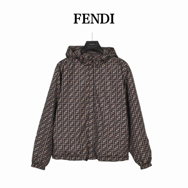 Fendi 芬迪满印logo双面穿夹克 分为条纹面和满logo提花面，两种风格随意切换，款式不需多说，低调奢华，双面都带走fd经典元素，宽松版型，上身休闲舒适。