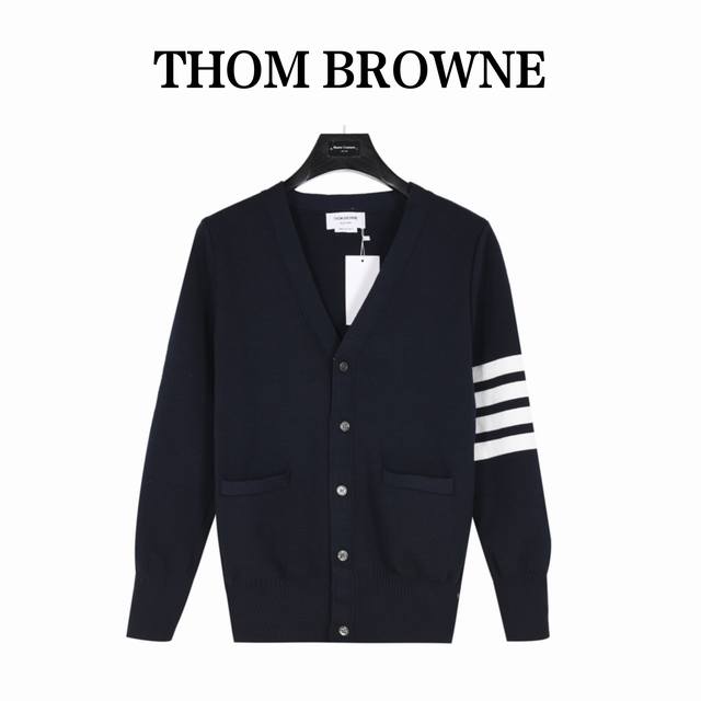 Thombrowne 汤姆布朗四杠条纹色织五扣开衫毛衣 采用订纺40 2羊毛纯棉混纺线，高支数针织毛圈面料，Stoll进口机12针，四空加四平工艺，三转四平针走