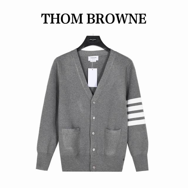 Thombrowne 汤姆布朗四杠条纹色织五扣开衫毛衣 采用订纺40 2羊毛纯棉混纺线，高支数针织毛圈面料，Stoll进口机12针，四空加四平工艺，三转四平针走