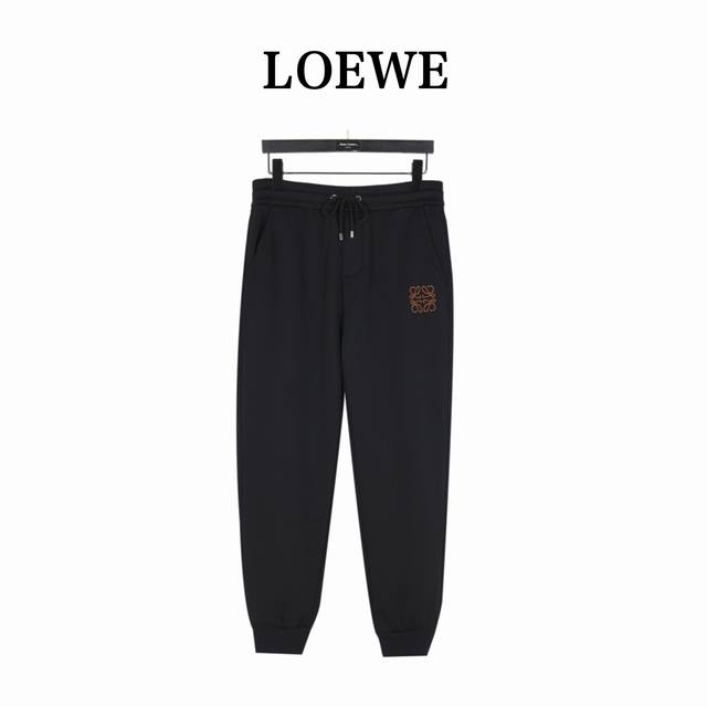 Loewe 罗意威 24Fw 徽标及1854皮绣口袋加绒长裤 精美立体刺绣小标logo设计，鲜明醒目 辨识度高，做工细节都非常不错， 采用客供超柔纯棉针织500