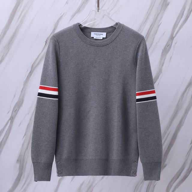 货号：M01 Tb经典双袖标加厚圆领羊绒毛衣 Thom Browne 汤姆布朗 .Tb经典加厚双袖标圆领毛衣 料子采用羊毛混纺 经典双袖标采用日本进口自动针织机