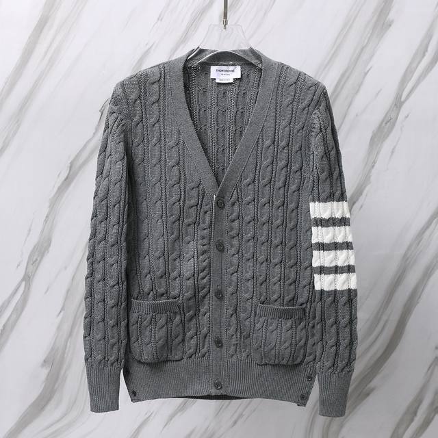 货号：M12 Tb粗针麻花针织开衫条纹羊毛混纺毛衣 Thom Browne 汤姆布朗 .Tb经典袖子四条纹针织粗针麻花针织开衫毛衣 意大利产地小标 意大利产地洗