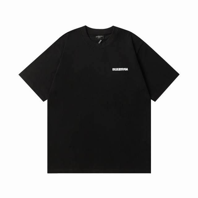 面料350克 Balenciaga 巴黎世家 反字母刺绣圆领短袖。 采用26S 1*2精棉双纱平纹，350克；搭配32S + 70D拉架95 精棉*5%氨纶双纱