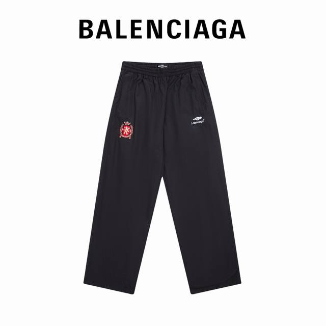 原版 款号：Ab017 上新 Balenciaga丨巴黎世家 24Ss 联名曼联足球运动休闲裤- 这款契合轻奢主义且为男女日常通勤穿搭必备单品的特色剖析： 面料