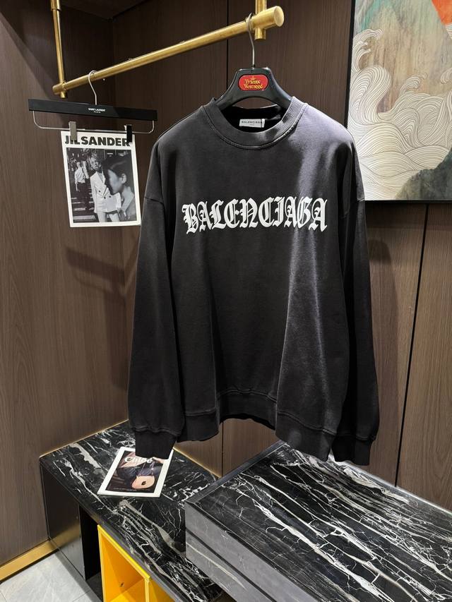 Balenciaga巴黎世*2024最新款 高版本 秋冬男士圆领卫衣 前幅字母图案细节感十足 呈现出立体效果 走在人群中 你绝对会成为瞩目的焦点 颜值与质感并存