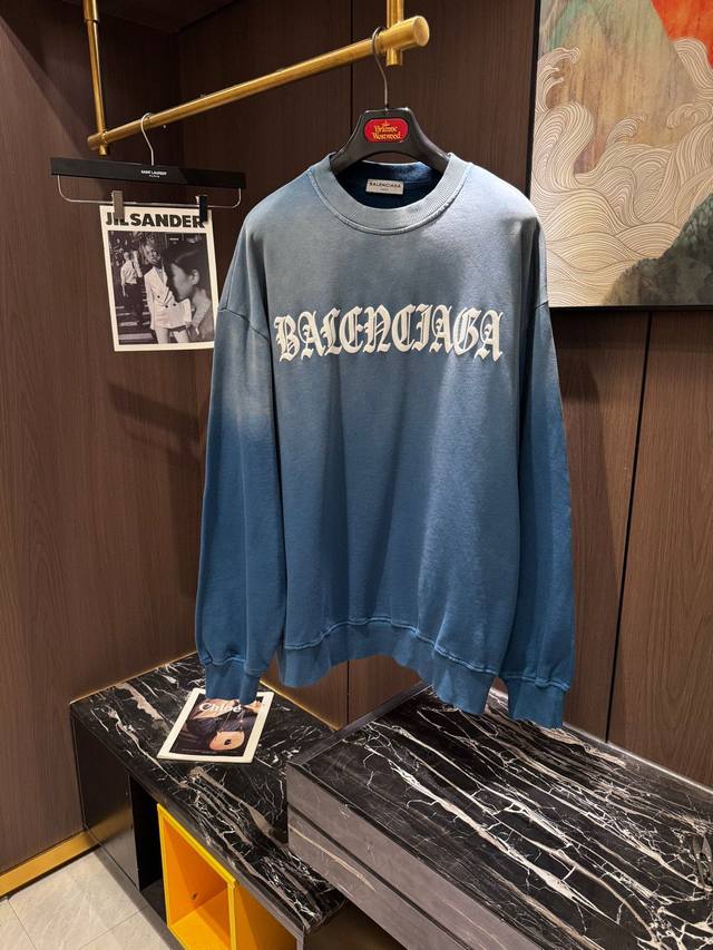 Balenciaga巴黎世*2024最新款 高版本 秋冬男士圆领卫衣 前幅字母图案细节感十足 呈现出立体效果 走在人群中 你绝对会成为瞩目的焦点 颜值与质感并存