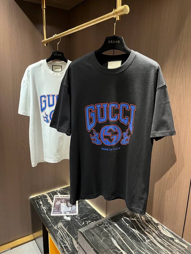 Gucci古奇2024最新款 高版本 夏季新款logo字母短袖 完美至极的时髦款式 客供纯棉面料制成 同时兼备优越的挺阔质感 自信感满满 为整件服饰注入一丝复古