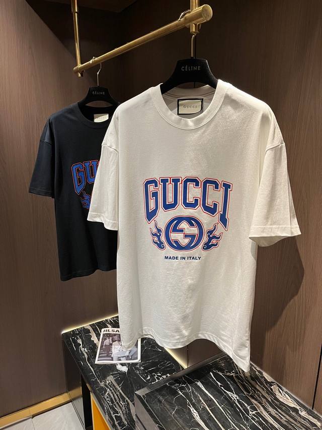 Gucci古奇2024最新款 高版本 夏季新款logo字母短袖 完美至极的时髦款式 客供纯棉面料制成 同时兼备优越的挺阔质感 自信感满满 为整件服饰注入一丝复古