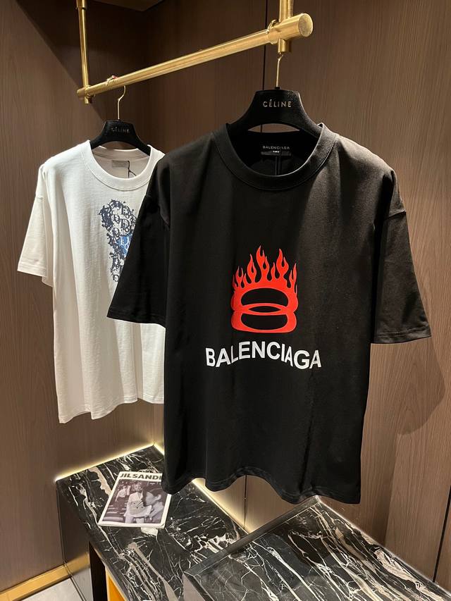 Balenciaga巴黎世家2024最新款 高版本 新工艺纯棉质阔版圆领男士短袖t恤 新季新推系列将标识巧妙融入 塑就一系列充满复古风情的运动风单品 在这款百搭