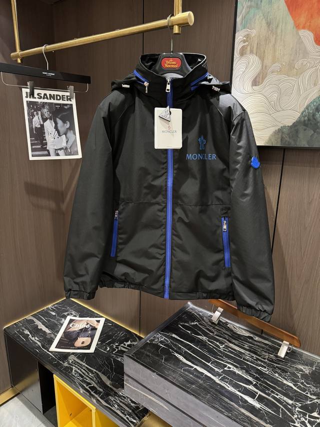 Moncler蒙口2024最新款 高版本 秋冬男士羽绒棉连帽外套 表层轻薄的聚酯纤维面料 制有防风防水透气性能 呈现哑光柔亮质感 拉链连帽休闲风格 帅气不显臃肿