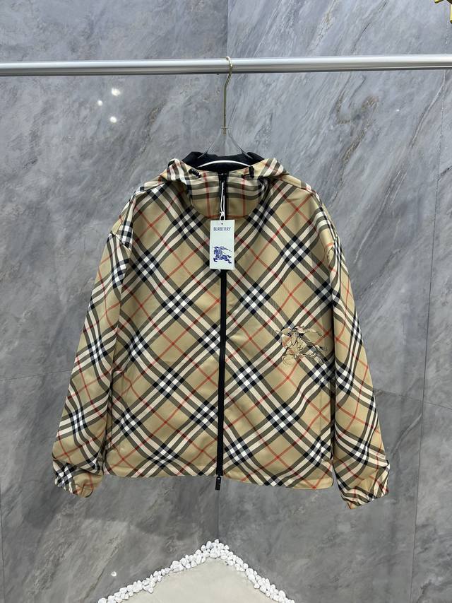 Burberry 24新品男装双面两穿格纹马术骑士徽标贴花休闲夹克外套，轻盈对位斜纹外套，搭配抽绳连帽，双面两穿款式，一面装饰 Burberry 格纹，另一面为