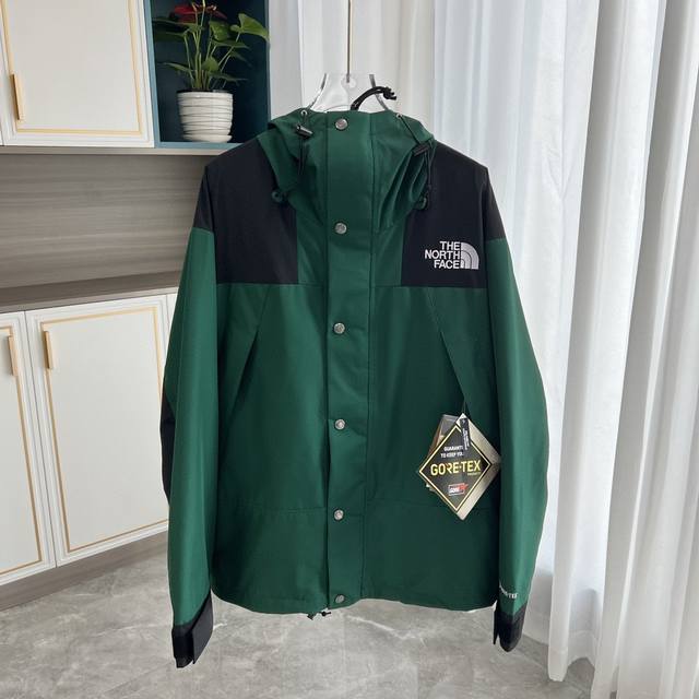 天花板硬面料 颜色：90墨绿色 Tnf北面1990冲锋衣 - 尺码：Xs S M L Xl Xxl 产品细节特性： 1、 防水为国际iso标准90 Iso4