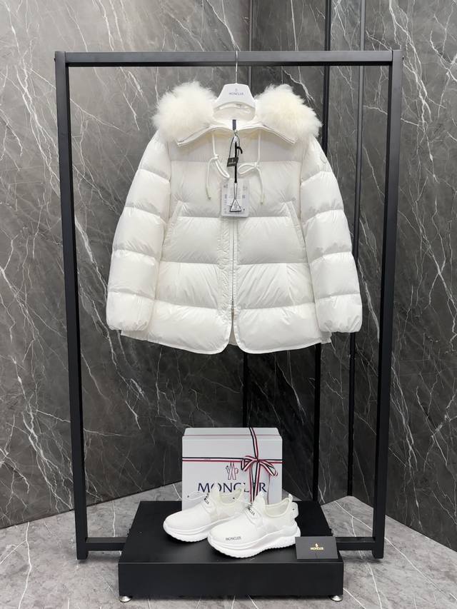 Moncler Locustelle玉绒绒.女山羊毛连帽宽松羽绒服.鹅绒填充.超大可拆卸羊毛领.原厂配套五金.条码款号齐全对应官网一致. Locustelle喇