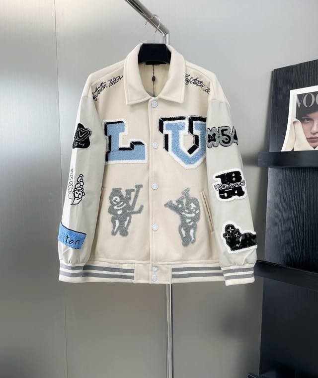 路易威登louis Vuitton Lv Fw22秋冬单品 老花拼接皮袖毛巾绣棒球服毛呢夹克外套 原版纽扣开模定制 贴布绣对色对位 最为关键的是它的色牢度，绝对