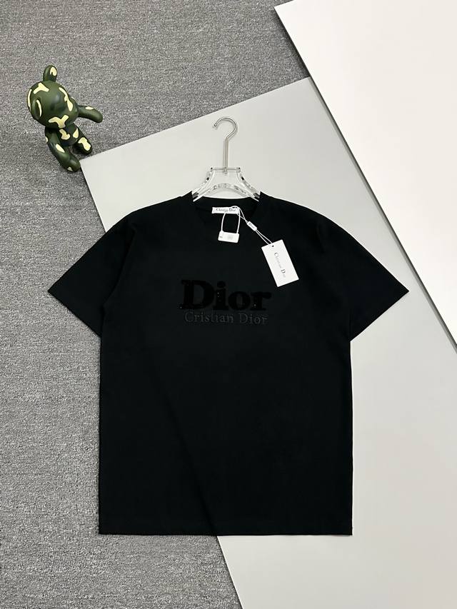 高品质］Dior 迪奥夏季新款圆领t恤，刺绣底珠片加牙刷刺绣英文logo短袖t恤，牙刷绣工艺，同色刺绣。软糯细腻，32支260G精梳纯棉面料，柔软亲肤。做工细致