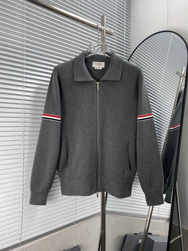 Thom Browne 双袖标翻领拉链 专柜限定款 定制进口纱线 特别特别困难的一件衣服、难产款、没有工人愿意做的款、套口厂老板自己每天自己做几件几件的出、双头