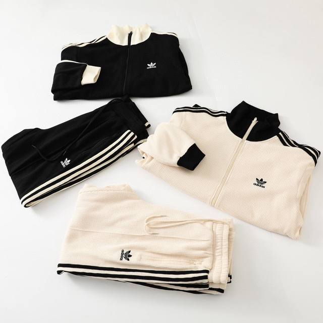 S63 套装图 Adidas Originals 美式复古系列 三叶草logo刺绣侧边条纹复古运动休闲套装 原版350克臻棉华夫面料，160克全棉内里，区分通货