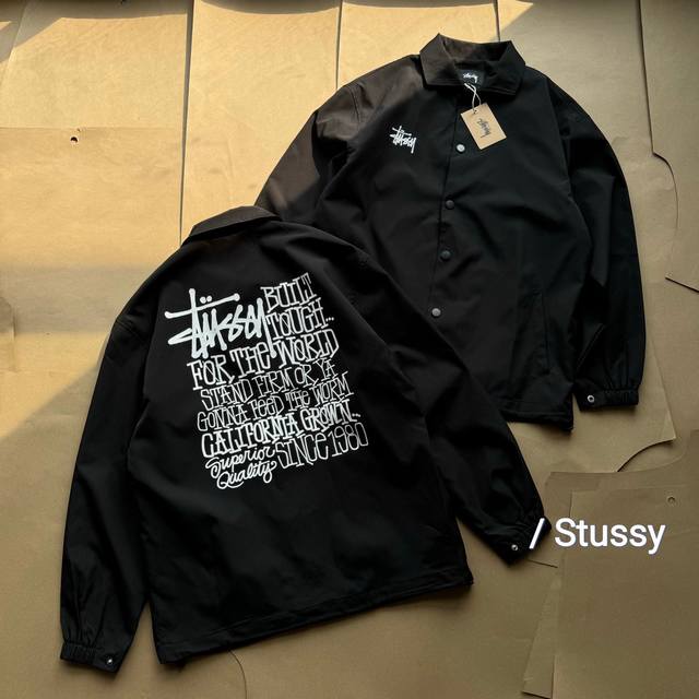 Stu47 Stussy 斯图西24Aw加州涂鸦印花教练夹克外套 斯图西秋季新款教练夹克外套推荐 翻领夹克宽松版型 袖口处增添按扣结合松紧调节 下摆松紧抽绳 原