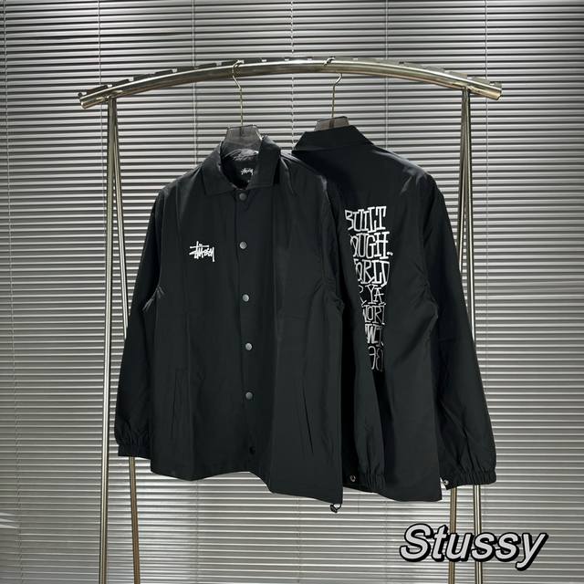 Stu47 Stussy 斯图西24Aw加州涂鸦印花教练夹克外套 斯图西秋季新款教练夹克外套推荐 翻领夹克宽松版型 袖口处增添按扣结合松紧调节 下摆松紧抽绳 原