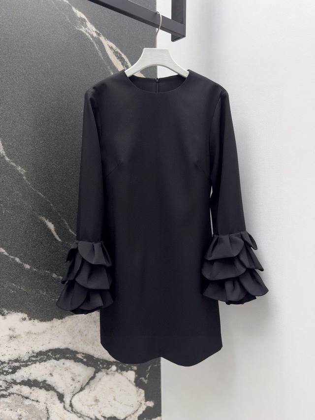 原单狠货女装 配包装 Vltn 24Ss 秋冬新品立体花瓣装饰衣袖连衣裙 两侧袖子立体花瓣装饰 质感在线 纯手工工艺打造优雅又浪漫 经典小a版型剪裁上身百搭不挑