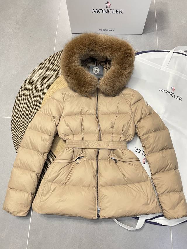 羽绒上新moncler 2024全新配色 Boed女士短款羽绒服夹克外套 Boed女士羽绒夹克采用longue Saison面料制成，点缀皮毛饰边，提供温暖呵护