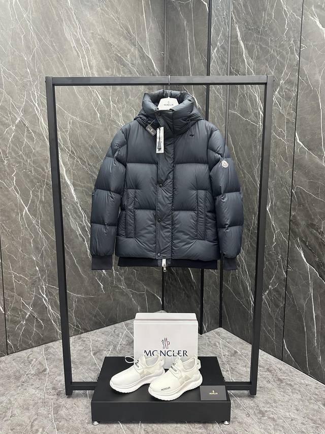 特级羽绒moncler Risler短款男士羽绒服夹克外套.90白鹅绒填充.极致轻便保暖. Risler短款羽绒夹克是专为男士设计的日常款单品，可轻松搭配各种造