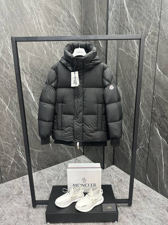 特级羽绒moncler Risler短款男士羽绒服夹克外套.90白鹅绒填充.极致轻便保暖. Risler短款羽绒夹克是专为男士设计的日常款单品，可轻松搭配各种造