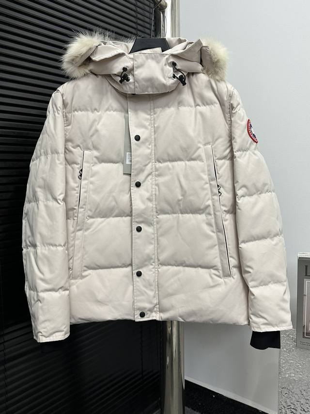 Canada Goose Wyndham 29款派克大衣羽绒服 面料对照正品的软硬度 随意揉捏都可还原 面料误解：不是高硬度的面料就防水 购买今年最新正品开版的