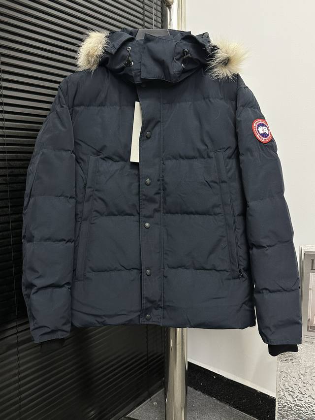 Canada Goose Wyndham 29款派克大衣羽绒服 面料对照正品的软硬度 随意揉捏都可还原 面料误解：不是高硬度的面料就防水 购买今年最新正品开版的