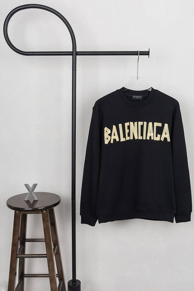 款号xb019 Balenciaga 巴黎经典胶带字母印花圆领卫衣 黑白双色 面料采用400克毛圈高克重95棉5氢纶1×1双纱洗一辈子都不会变形的 男女同款 官