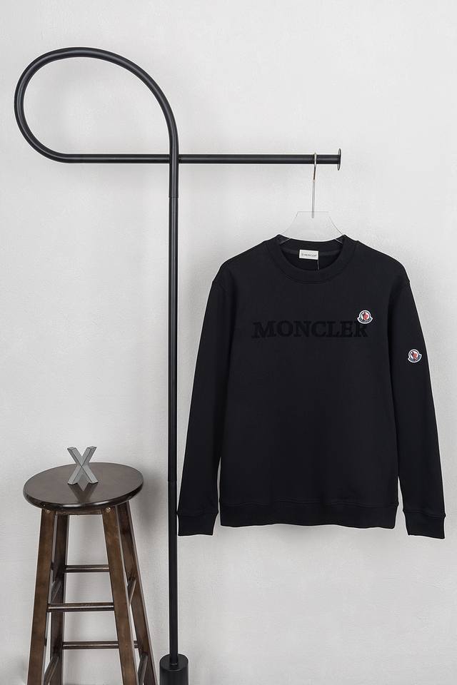 款号xb30 Moncler 蒙口植绒字母小标圆领卫衣 黑藏双色 面料采用400克毛圈高克重95棉5氢纶1×1双纱洗一辈子都不会变形的 男女同款 官网细节一致